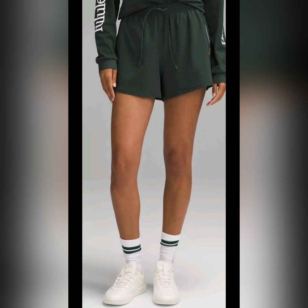 Lululemon FIRE! NWT! Lightweight HR Relaxed Short 3" LL. Sz 2. R2S!!